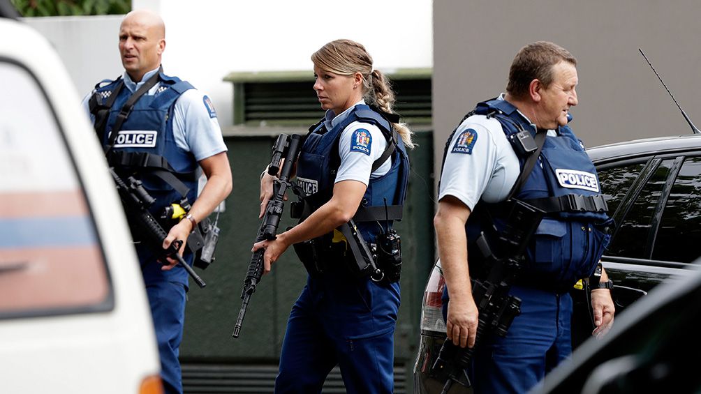 Policías a las afueras de una mezquita en Christchurch