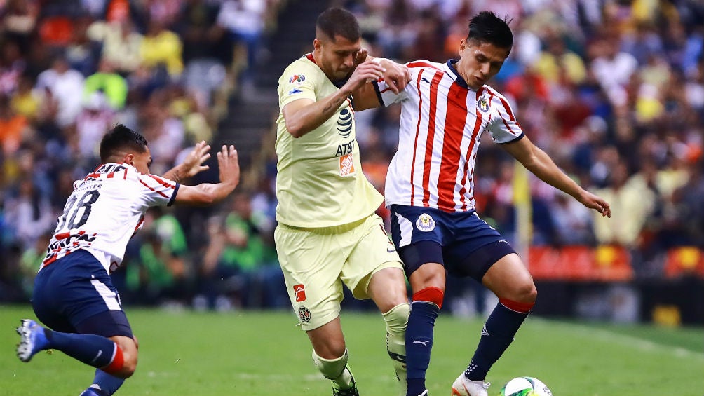 Guido Rodríguez pelea por el balón contra Alexis Vega 