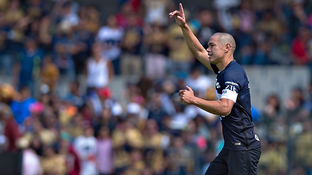 Darío Verón festeja un gol con Pumas