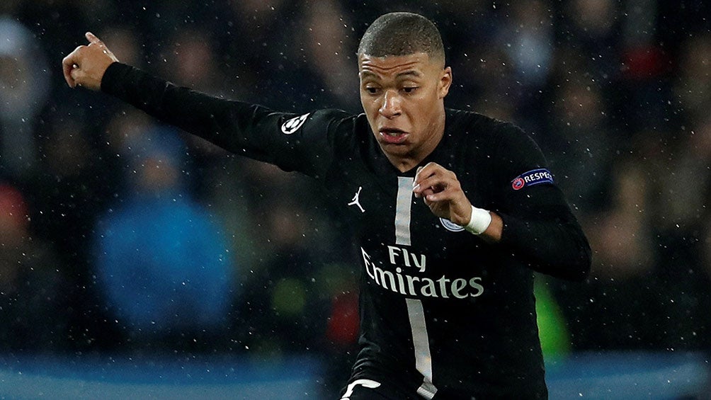 Mbappé conduce el balón en juego del PSG