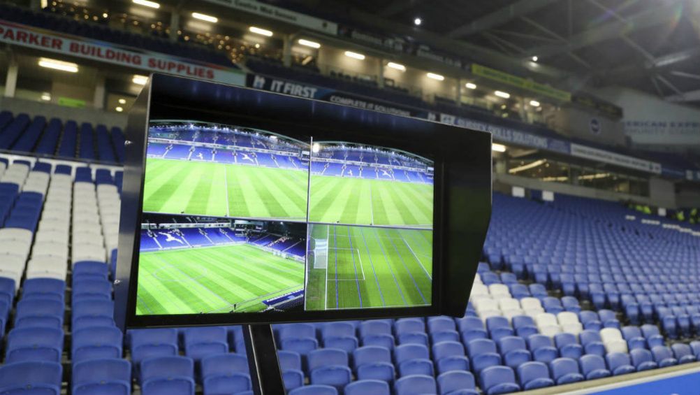 Pantalla del VAR en un estadio