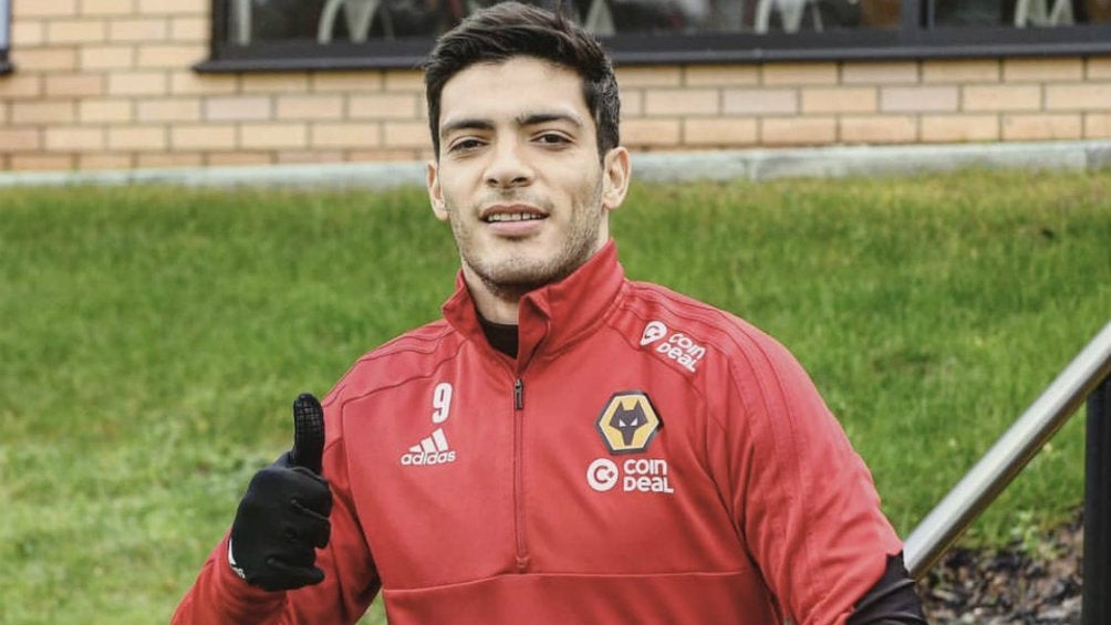 Raúl JIménez durante un entrenamiento con los Wolves