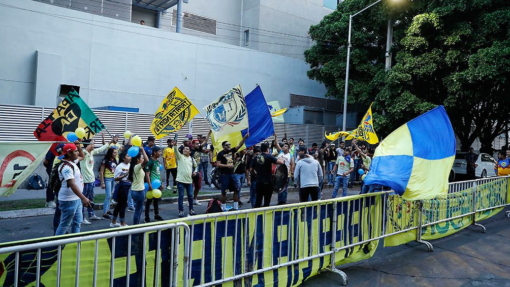 La afición de América espera a su equipo en Guadalajara