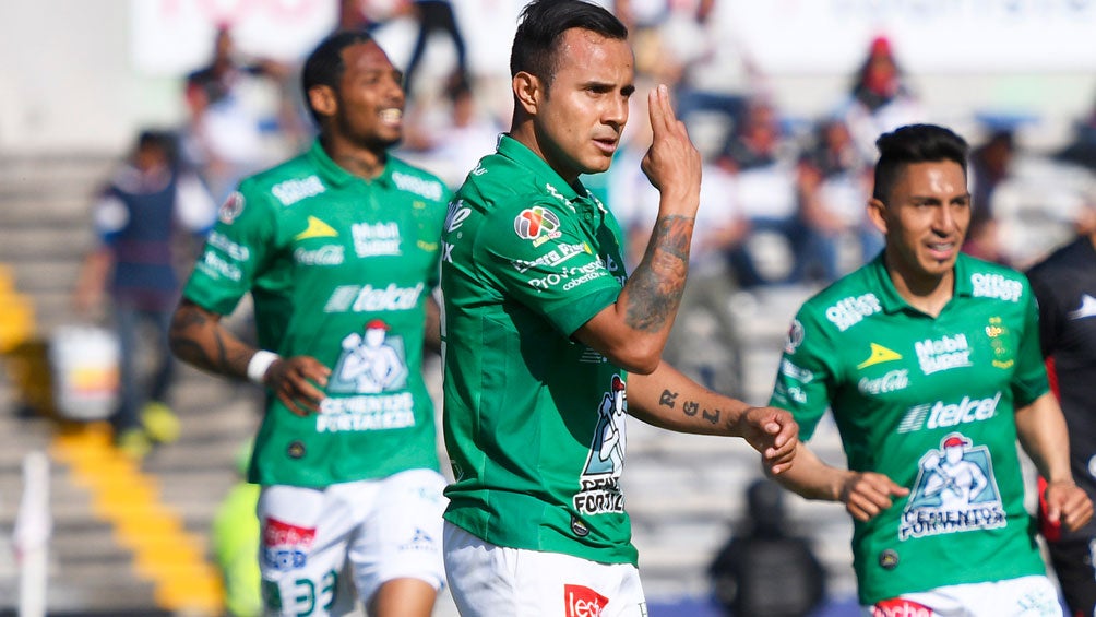 Luis Montes festeja gol ante Lobos BUAP en la J10