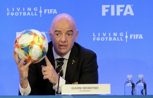 Infantino sostiene el balón durante conferencia