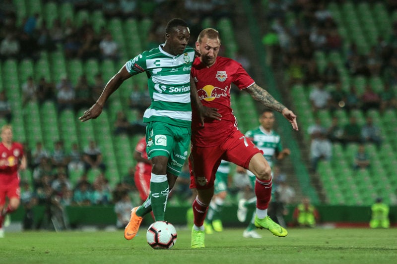 Marlos Moreno disputa un balón contra los NY Red Bulls