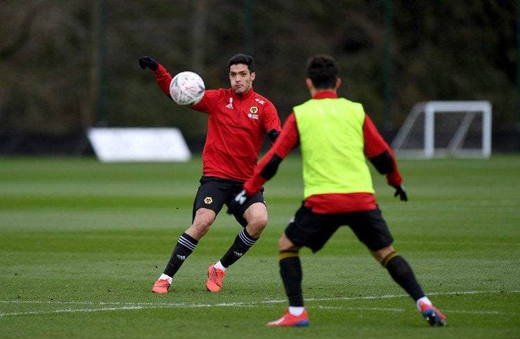 Raúl Jiménez, durante un entrenamiento con el Wolves