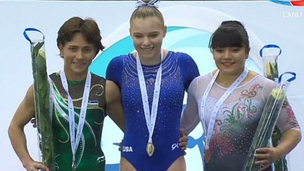 Alexa Moreno (derecha) posa con su medalla de Bronce