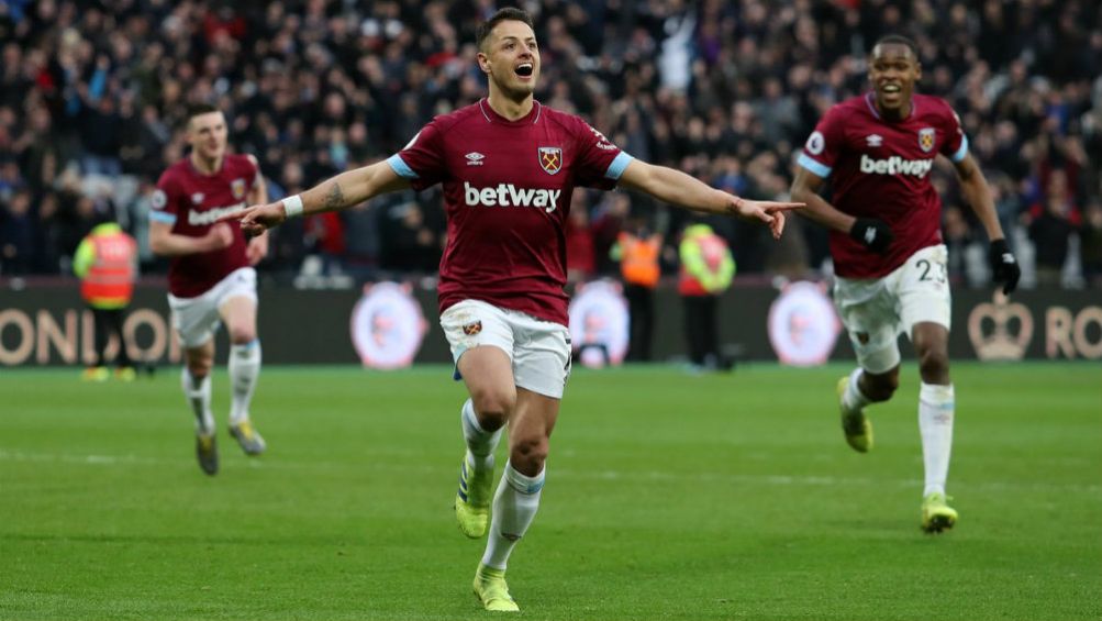 Chicharito festeja uno de sus goles contra Huddersfield 