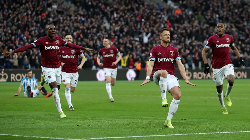 Chicharito festeja victoria frente al Huddersfield 