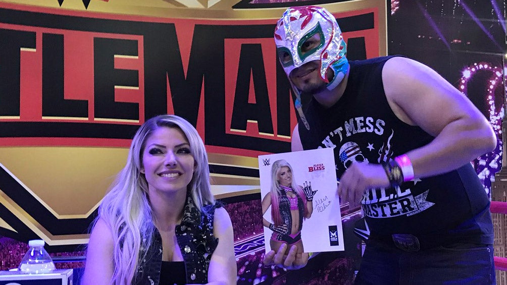 Alexa Bliss en la firma de autógrafos en La Mole