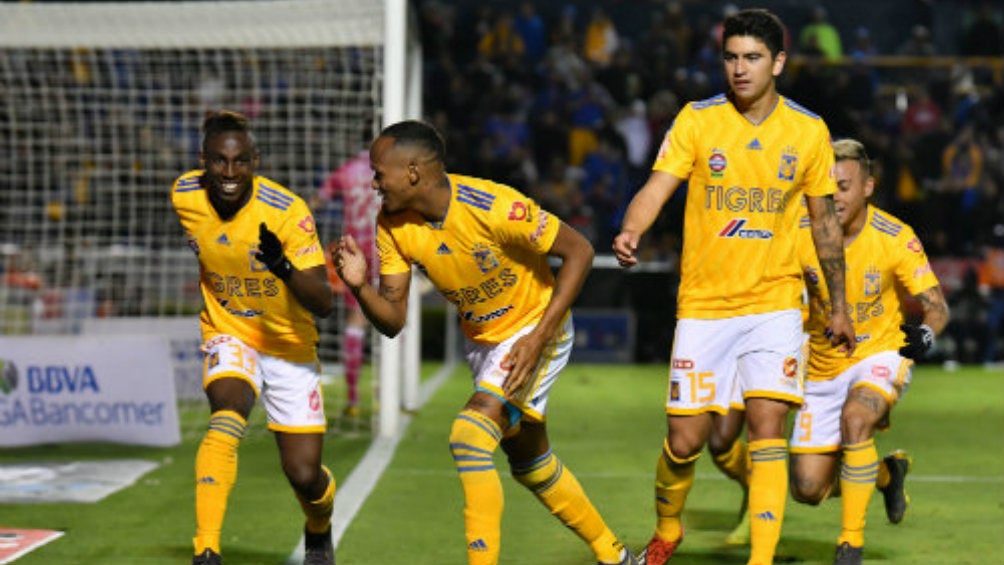 Jugadores de Tigres celebran gol frente al Querétaro