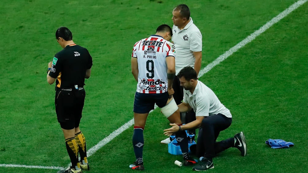 Pulido recibe atención médica tras lesión muscular