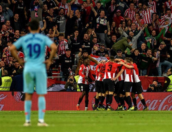 Jugadores del Athletic festejan gol contra Atlético