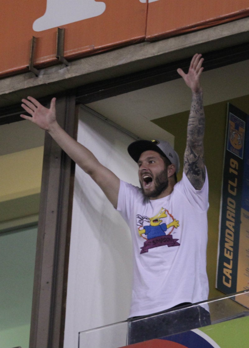 Gignac viendo un partido de Tigres desde la tribuna