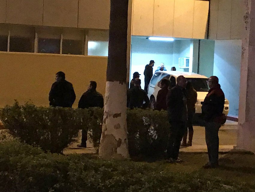 Colegas del periodista esperan afuera del hospital donde fue atendido 