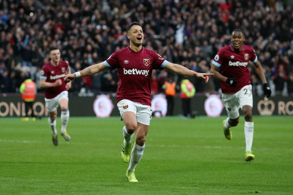 Hernández en festejo de gol ante el Huddersfield Town