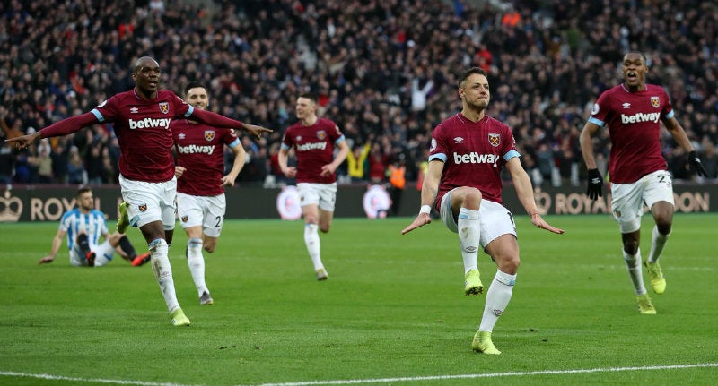 Chicharito festeja tras marcar gol