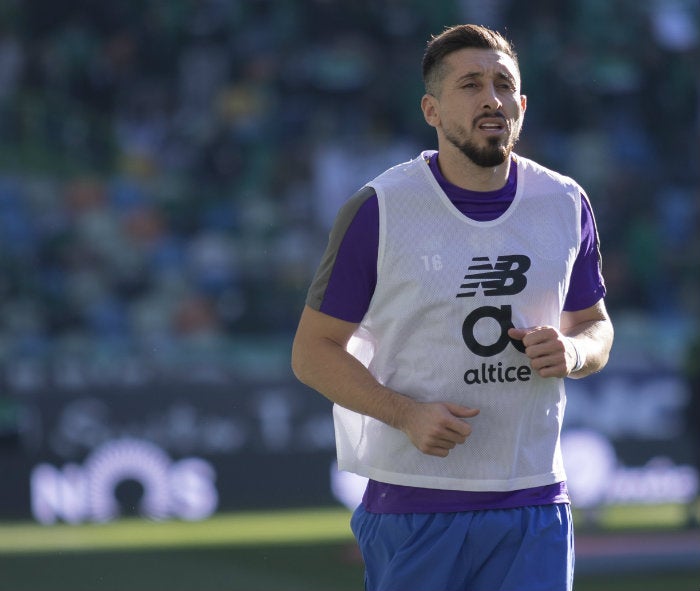 Herrera calienta previo a un juego con el Porto