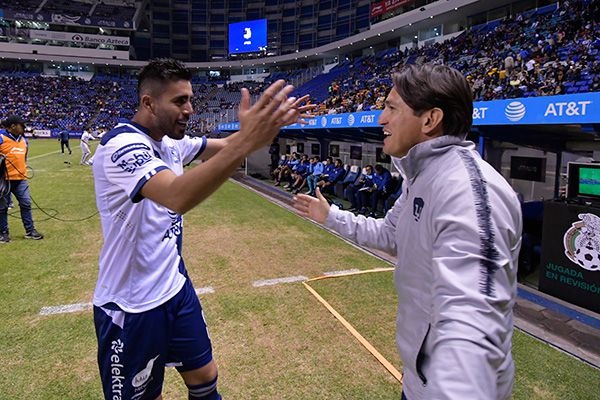 Marioni saluda a Néstor Vidrio previo al partido contra Puebla