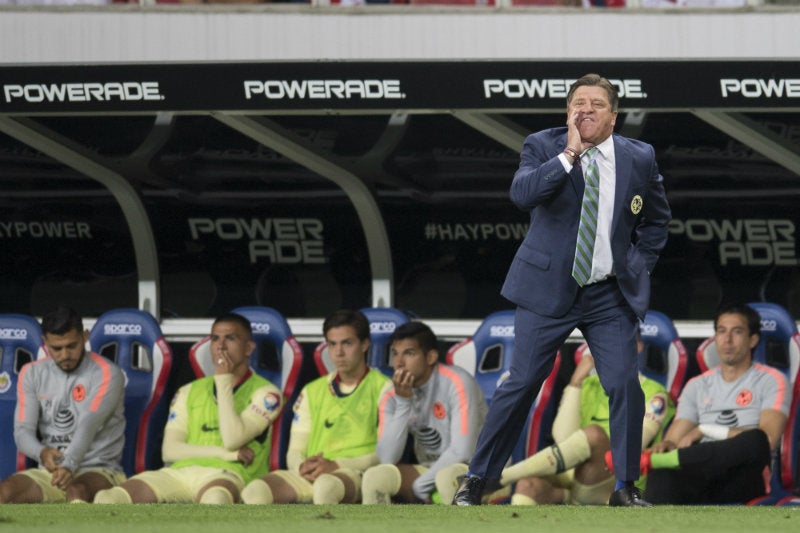 Miguel Herrera dando indicaciones durante el Clásico Nacional