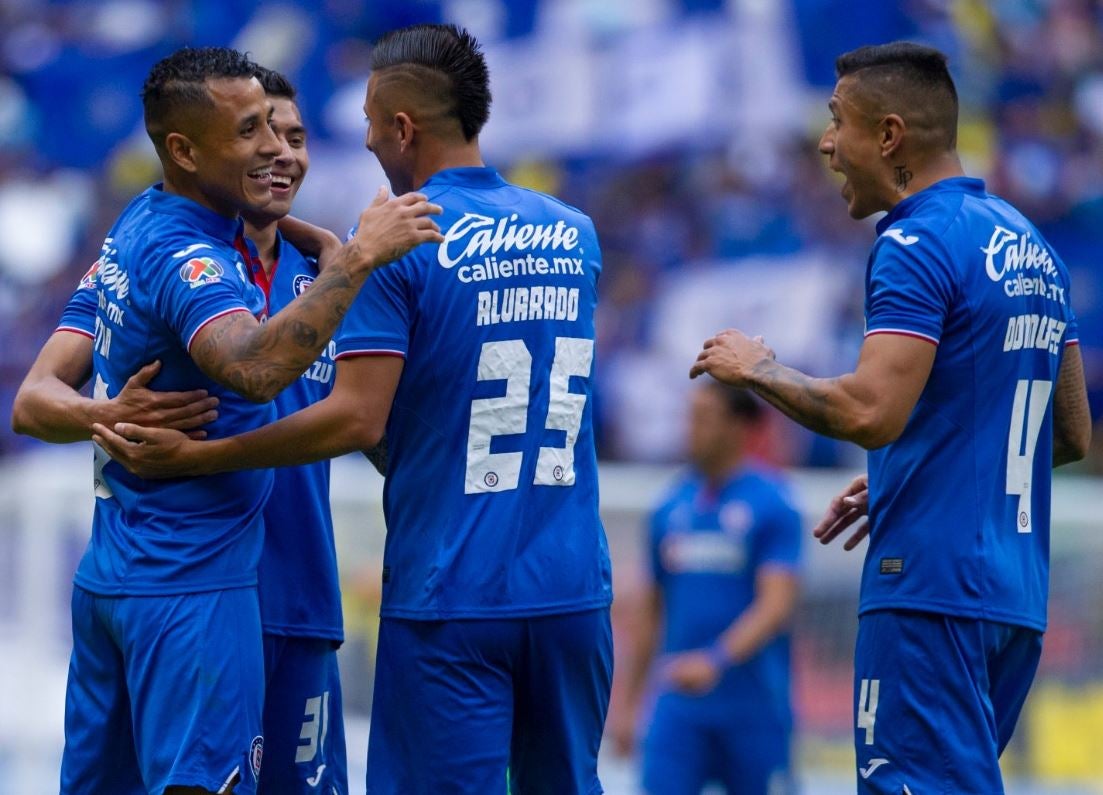 Jugadores de La Máquina celebran triunfo contra Pachuca