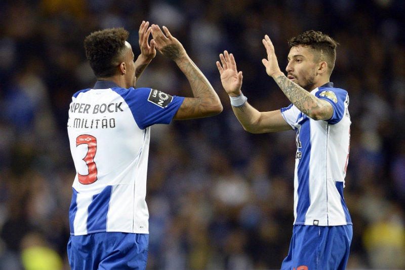 Éder Militão y Alex Telles festejan un gol