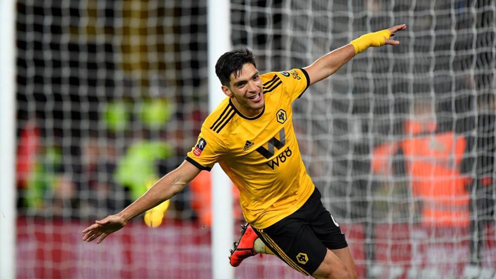 Raúl Jiménez festejando un gol ante el Manchester United 