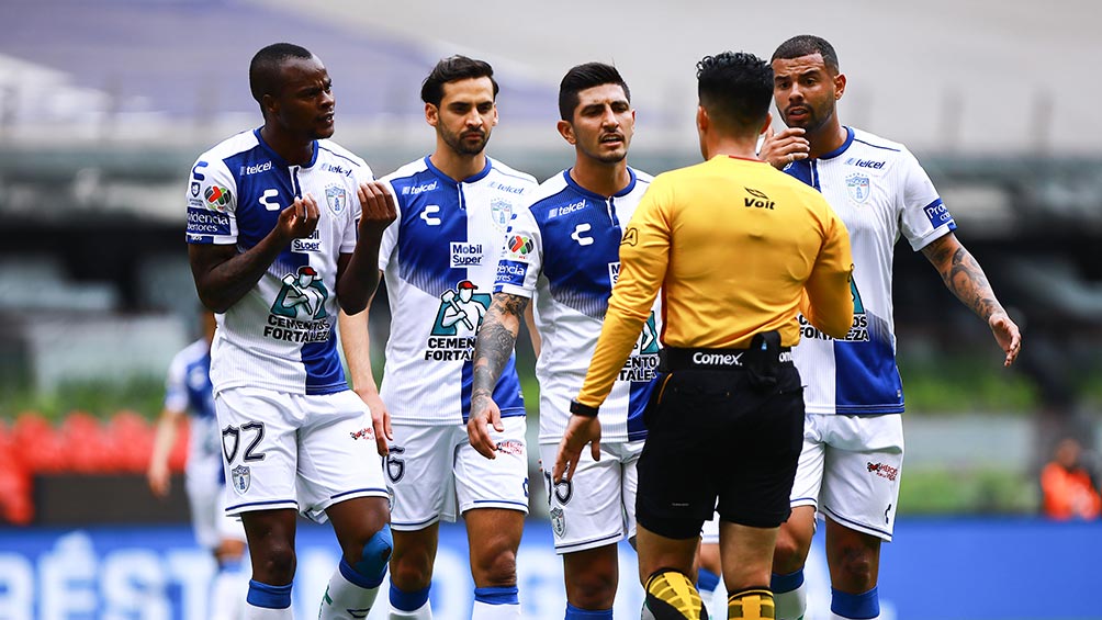 Jugadores del Pachuca reclamándole al árbitro 