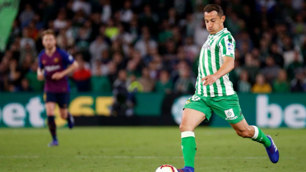 Guardado conduce el balón en el juego frente al Barcelona