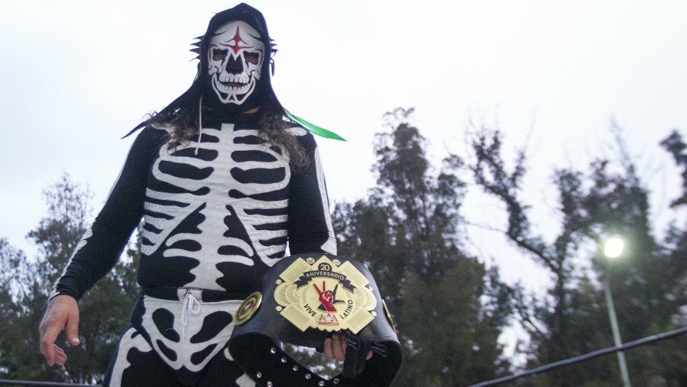 La Parka con el cinturón que lo acredita como Campeón del evento