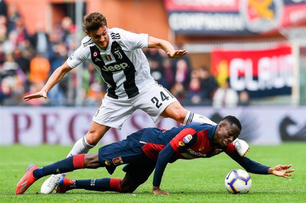 Rugani pelea el balón