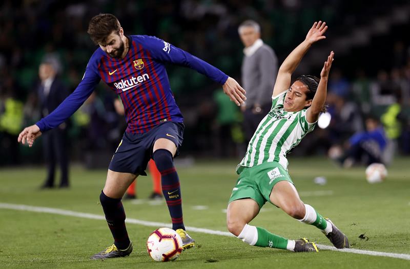 Piqué y Lainez durante el partido en el Villamarín