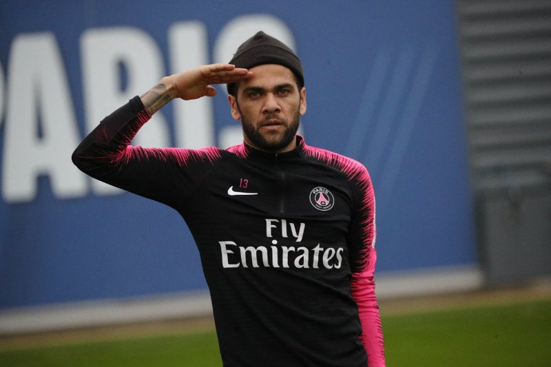 Dani Alves saluda como militar en un entrenamiento del PSG