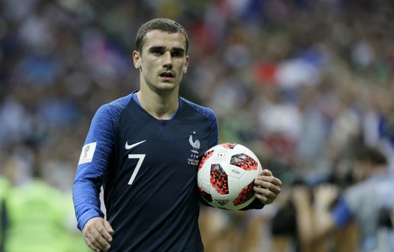 Griezmann con un balón en la mano durante un juego de Francia