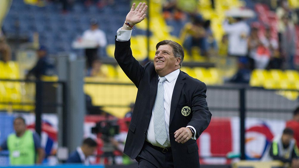 Miguel Herrera al término de un partido con el América 