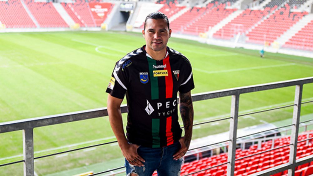 Gullit posa con los colores del GKS Tychy ‏