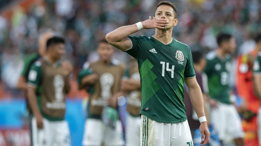 Javier Hernández durante un partido contra la Selección de Suecia 