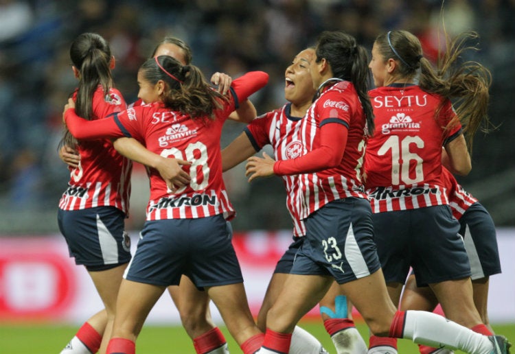 Chivas festeja gol ante Rayadas en la J4 del C2019