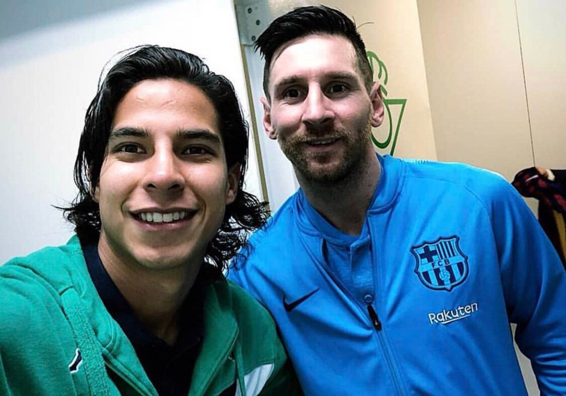 Foto de Lainez con Messi tras el partido