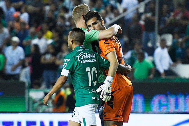 Jurado es consolado por jugadores de León tras el descenso de su club