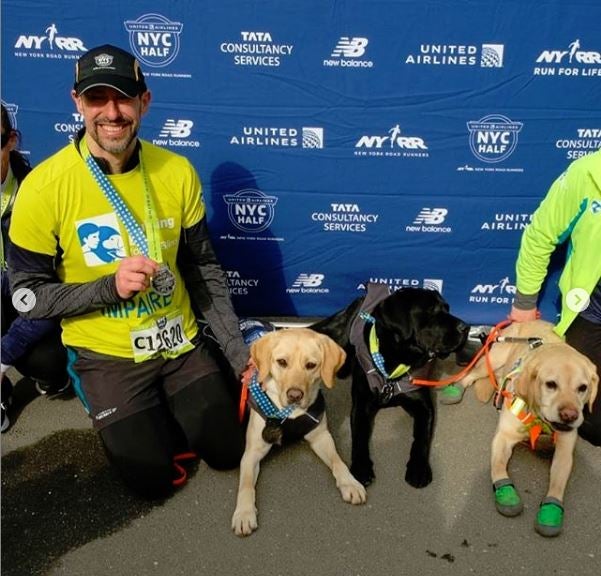 Thomas Panek posa a lado de sus perros guía