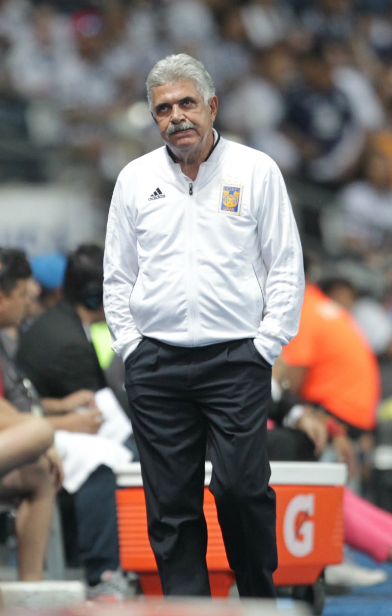 Ricardo Ferretti durante un juego de Tigres