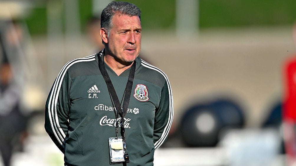 Tata Martino durante un entrenamiento con el Tri previo al duelo vs Chile