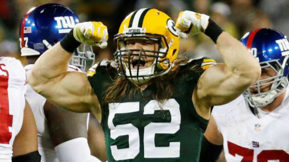 Clay Matthews festeja una tackleada con los Packers