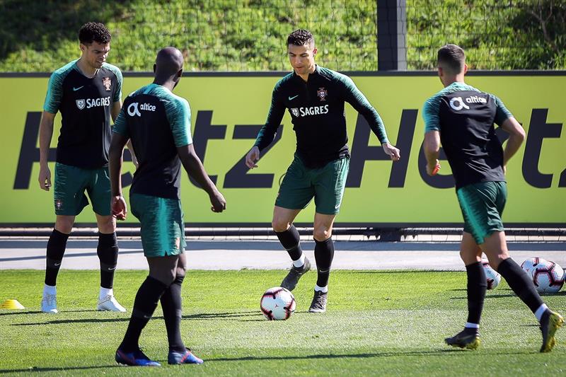 Cristiano pasa el balón en la práctica de Portugal