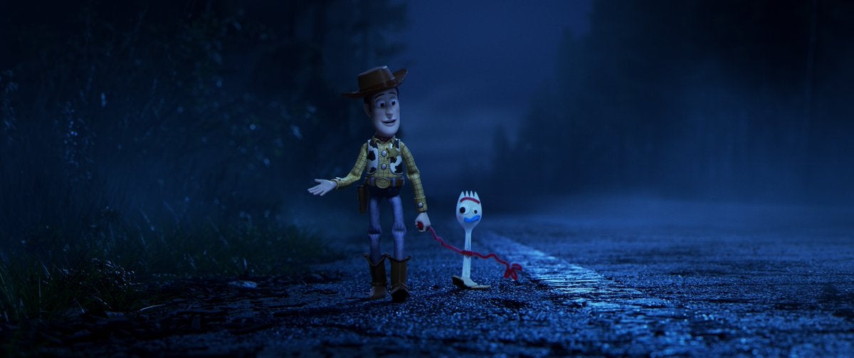 Woody camina junto a Forky, el nuevo juguete de Bonnie