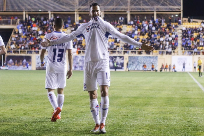 Édgar Méndez festejando un gol con Cruz Azul 