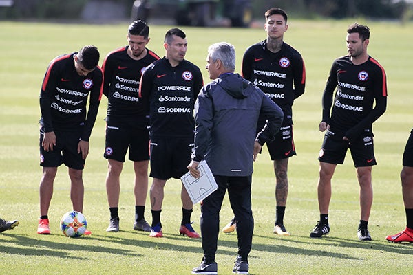 Rueda da charla a sus jugadores