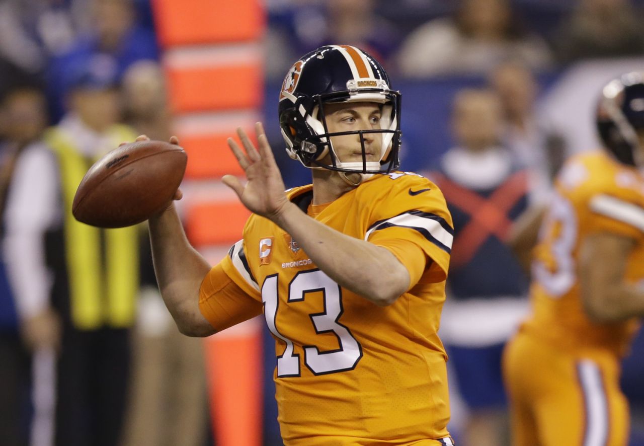 Siemian se prepara para lanzar el ovoide con los Broncos